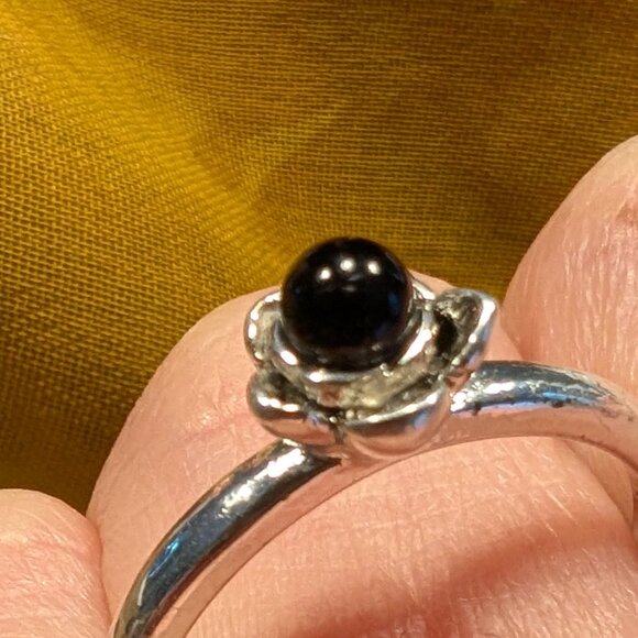 Black onyx ring in silvertone rose setting - Picture 2 of 3